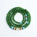 Dettaglio delle perline in agata verde naturale e accenti turchesi sul bracciale - 8mm / calcedonio verde