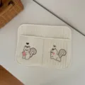 Gesteppte cremefarbene Babybett-Aufbewahrungstasche mit niedlicher Eichhörnchen-Stickerei. - S / Eichhörnchen