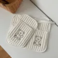 Gesteppte weiße Baumwoll-Aufbewahrungstasche für Babys mit gesticktem süßen Teddybären - Ganzer Bär