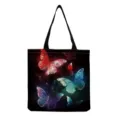 Nahaufnahme der bunten Schmetterlings-Leinwandtasche mit lebendigem Neon-Farbklecks-Design. - hm4373