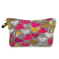 Vista detallada del elegante neceser de maquillaje con estampado de corazones y cremallera. - Estilo Estampado Total Corazón Multi Estilo Base Gris (hz7915)