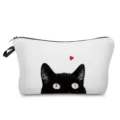 Detailansicht der weißen Kosmetiktasche mit niedlichem schwarzem Katzen- und Herz-Print. - Schwarze Katze und Herz Druck Stil (hz2759)