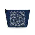 Blaues Kosmetiktäschchen mit detailliertem weißem Retro-Blumenmuster und schwarzem Reißverschluss. - Vintage Blumen Stil (sn3569)
