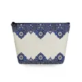 Nahaufnahme des Kosmetiktaschendetails mit blauem Vintage-Blumenmuster und Leinenstruktur. - Hof Vintage Druck Stil (sn3571)