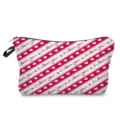 Vista detallada del neceser de maquillaje con patrón de corazón rojo y elegante bolsa. - Estilo Estampado Letra Corazón Raya Roja Blanca (hz7933)