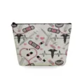 Primo piano della trousse per cosmetici con motivo medico carino e dettaglio zip. - Stampa Strumenti Medici (sn4541)
