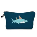 Detailaufnahme einer blauen Kosmetiktasche mit süßem Haifisch-Druck und praktischem Reißverschluss. - Dunkelblau Cartoon Hai Partyhut Stil (hz0942)