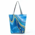 Borsa shopper in tela motivo marmo blu oro vista dettaglio grande borsa a spalla casual. - Stile hl8954