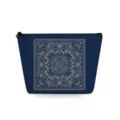 Nahaufnahme des feinen weißen orientalischen Musters und blauen Stoffes der Kosmetiktasche. - Doppelseitiger Traditioneller Symmetrischer Blumen Stil (sn3578)