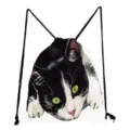 Primer plano detallado de la impresión acuarela gato negro y blanco en bolsa de cordón. - Estilo de Ilustración de Gato Blanco y Negro (sk2756)