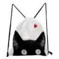 Détail gros plan du sac à dos cordon blanc avec motif chat noir et cœur rouge. - Style Gros Plan Chat Noir Cœur Rouge (sk2759)
