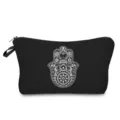 Dettaglio in primo piano della trousse nera con intricato disegno stampato mano di Hamsa. - Mano di Fatima Nera (hz3516)