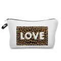 Detaillierte Nahaufnahme einer weißen Kosmetiktasche mit trendigem Leo-Muster und LOVE-Print. - Leoparden LOVE Druckstil (hz3341)