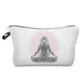 Detaillierte Nahaufnahme des filigranen Mandala-Yoga-Drucks auf der weißen Kosmetiktasche. - Mandala Yoga Mädchen (hz3519)