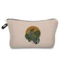 Detailansicht der Kosmetiktasche mit Boho Monstera Pflanzenprint aus Leinen für Reisen und Alltag. - Beige Nordisch Monstera Illustration Stil (hz5085)
