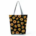 Stofftasche mit Sonnenblumen Print auf schwarzem Hintergrund und grauen Griffen fuer Damen. - Sonnenblume auf schwarzem Hintergrund Stil (hl5181)