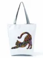 Vue détaillée de l'imprimé chat floral artistique sur le sac cabas blanc élégant. - Style Chat S'étirant Mandala (hl2971)