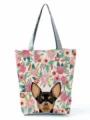 Gros plan détaillé de l'imprimé floral et du motif de chien mignon sur le sac fourre-tout. - Style Carré Chiot Dessin Animé Fleur Exquise (hl2991)