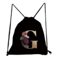 Schwarzer Kordelzug-Rucksack mit stilvollem floralen Buchstaben G-Druck für den Alltag. - Buchstabe G Blumenmuster Stil (sk3256)