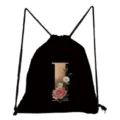 Schwarzer Kordelzug Rucksack Detailansicht mit stilvollem Roségold Buchstabe I und Vintage Blumen. - Buchstabe I Blumenmuster Stil (sk3392)