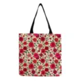 Nahaufnahme der leuchtend roten Rosenmuster Stofftextur auf der modischen Tragetasche im Alltag. - All-over-Print Rot Rosa Rosen Stil (hm0069)
