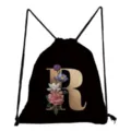 Schwarzer Kordelzug Rucksack mit goldenem Buchstaben R und elegantem Blumenmuster. - Buchstabe R Blumenmuster Stil (sk3239)