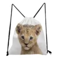 Gedetailleerd aanzicht van een witte gymtas met schattige leeuwenwelp dierenprint. - Leeuwenwelp Stijl (sk2778)