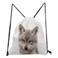 Detailopname van de witte trekkoord rugzak met realistische wolf print grafisch. - Wolfskop Stijl (sk2787)