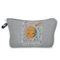 Detailansicht der grauen Kosmetiktasche mit süßem Sonnen- und Mond-Druck und Reißverschluss. - Sonne Mond Sternenhimmel (hz3524)