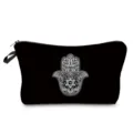 Schwarze Kosmetiktasche mit weißem Hamsa-Hand-Druck, tragbare Reise-Kulturbeutel. - Hamsa Handdruck (hz3531)