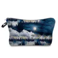 Gros plan de la trousse de toilette portable avec imprimé paysager nocturne et fermeture éclair. - Style Imprimé Paysage (hz3116)