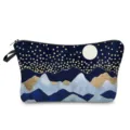 Vue détaillée de la trousse de toilette portable avec motif artistique de nuit et montagnes. - Style Imprimé Paysage (hz3118)