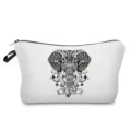 Detailansicht der Kosmetiktasche mit geometrischem Elefantenprint und klaren Mandalamustern. - Be Brave Elefant (hz3536)