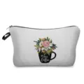 Nahaufnahme einer stilvollen weißen Kosmetiktasche mit floralem Kaffeetassen-Aufdruck. - Kaffee & Blumen Illustration Stil (hz3361)