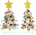 Primer plano de pendientes de árbol de Navidad de acrílico con estrella y lentejuelas. - Rojo