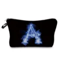 Borsa cosmetica nera con stampa di lettera A in fuoco blu ideale per viaggio e pratico trucco. - Lettera A Fiamma Blu (hz2335)