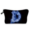 Primo piano dettaglio della borsa cosmetica nera con stampa della lettera D fiamma blu. - Lettera D Fiamma Blu (hz2338)