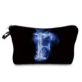Detailaufnahme des blauen Flammen Buchstabens F Print auf Kosmetiktasche mit Reissverschluss. - Blaue Flamme Buchstabe F (hz2340)