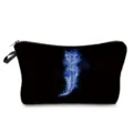 Detailansicht einer schwarzen Kosmetiktasche mit blauem Flammen Buchstabe J Design. - Blaue Flamme Buchstabe J (hz2344)