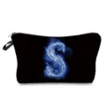 Nahaufnahme der tragbaren schwarzen Kosmetiktasche mit blauem Flammen-Buchstaben S. - Blaue Flamme Buchstabe S (hz2353)