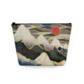 Gedetailleerd uitzicht van een cosmetische tas met Japanse landschapsprint op canvas stof. - Japanse Rode Zon Landschap Stijl (sn3099)