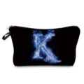 Nahaufnahme der schwarzen Kosmetiktasche mit blauem Flammen-Buchstaben K, tragbar. - Blaue Flamme Buchstabe K (hz2345)