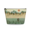 Detail van het canvas cosmetisch tasje met een stijlvolle retro print en bootje. - Groene Bergen Dennen Boot Stijl (sn3103)