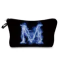 Detailaufnahme der blauen Flamme Buchstabe M Kosmetiktasche mit Reißverschluss und Printdetail. - Blaue Flamme Buchstabe M (hz2347)