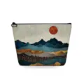 Gedetailleerd close-up van de cosmetische tas met abstracte landschapsprint en rits. - Abstracte Berg Zonsopgang Stijl (sn3108)