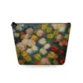 Detalle en primer plano del neceser de maquillaje con motivo floral, textura de tela y cremallera. - Estilo Impresión Floral Impresionista (sn3012)
