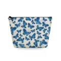 Vista detallada del neceser de maquillaje con patrón de mariposas azules y cremallera portátil. - Estampado De Mariposa Azul (sn2718)