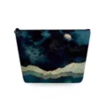 Detailopname van cosmetische tas met sterrenhemel landschap print en veilige ritssluiting. - Donkerblauwe Nachthemel Maan Landschap Stijl (sn3125)