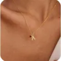Collana dorata con gemma a cuore rosso e un elegante ciondolo con lettera A per le donne. - Lettera A / Gennaio