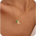 Collana dorata con pietra portafortuna a cuore verde e ciondolo con lettera E per donna. - Lettera A / Marzo
